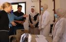 وفد من منظمة اليونيسف يطلع على الخدمات الصحية المقدمة في مركز حياة بحي الحميدية في دير الزور