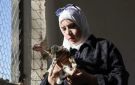 قطة غيرت حياتها .. شابة ترعى 350 حيوانا في مأوى بحمص