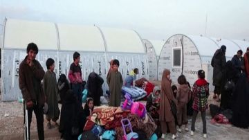 نقل عوائل تضم المئات من مخيم الهول في الحسكة إلى مخيم أخترين في حلب