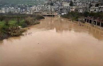 سيول عارمة تغمر مخيمات النازحين في إدلب والساحل السوري.. كارثة إنسانية تتفاقم سيول عارمة تغمر مخيمات النازحين في إدلب والساحل السوري.. كارثة إنسانية تتفاقم