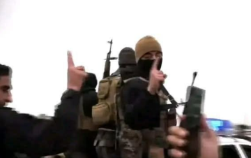 الداخلية السورية تكشف معنى حركة رفع السبابة (فيديو) الداخلية السورية تكشف معنى حركة رفع السبابة (فيديو)