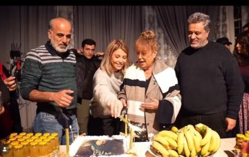 أسرة مسلسل مولانا تحتفل بعيد ميلاد منى واصف (فيديو) أسرة مسلسل مولانا تحتفل بعيد ميلاد منى واصف (فيديو)