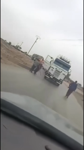 أهالي دير الزور يقطعون الطريق على صهاريج الوقود احتجاجا على قرار إيقاف الحراقات اليدوية (فيديو) أهالي دير الزور يقطعون الطريق على صهاريج الوقود احتجاجا على قرار إيقاف الحراقات اليدوية (فيديو)