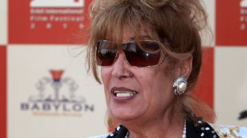 أسرة مسلسل مولانا تحتفل بعيد ميلاد منى واصف