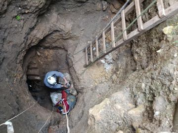 يبحثون عن الآثار.. محاولات لإنقاذ 4 أشخاص عالقين في حفرة عميقة بمحافظة اللاذقية شمال غرب سوريا (صور)