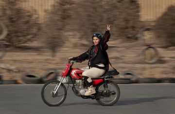 ايران تمنح النساء رخصة قيادة الدراجات النارية والسكوتر
