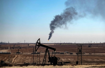 وفد الحكومة السورية يتسلم حقل الرميلان النفطي من قسد ويعد العاملين بالاحتفاظ بوظائفهم وفد الحكومة السورية يتسلم حقل الرميلان النفطي من قسد ويعد العاملين بالاحتفاظ بوظائفهم