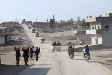 قوى الأمن الداخلي السورية تبدأ الانتشار في ريف مدينة عين العرب شمال شرق حلب تنفيذا للاتفاق مع قسد قوى الأمن الداخلي السورية تبدأ الانتشار في ريف مدينة عين العرب شمال شرق حلب تنفيذا للاتفاق مع قسد