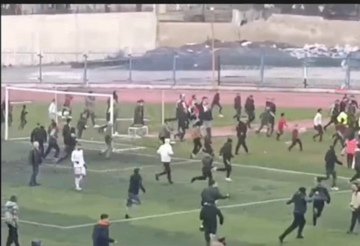 الشغب يجتاح الملاعب السورية.. اعتداء على حكم في إدلب ومشاجرات بين الجماهير في اللاذقية