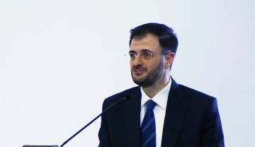 وزير الاتصالات يرد بالشعر على عاشق اشتكى من انقطاع الانترنت لدى حبيبته