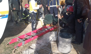 سوريا.. إنقاذ طفل عالق في بئر بعمق 30 مترا في محافظة الرقة بعد ساعات من العمل (فيديو صور)
