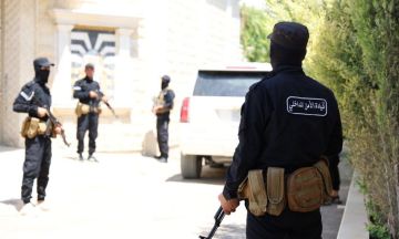 سوريا.. توقيف عنصر أمن بتهمة تشكيل مجموعة خارجة عن القانون سوريا.. توقيف عنصر أمن بتهمة تشكيل مجموعة خارجة عن القانون