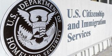 دائرة الهجرة الأمريكية: تعليق دراسة طلبات المتقدمين لنيل الجنسية من 39 دولة بينها سوريا دائرة الهجرة الأمريكية: تعليق دراسة طلبات المتقدمين لنيل الجنسية من 39 دولة بينها سوريا