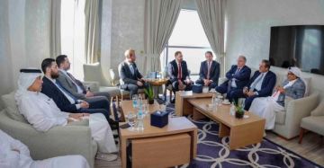 وفد حكومي سوري يبحث مع رجل الأعمال الإماراتي خلف الحبتور فرص الاستثمار في سوريا وفد حكومي سوري يبحث مع رجل الأعمال الإماراتي خلف الحبتور فرص الاستثمار في سوريا