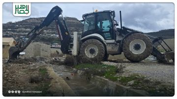 استعدادا لمنخفض جوي جديد فرق الدفاع المدني تقوم بفتح قنوات وممرات تصريف المياه للحد من الفيضانات في مخيمات خربة الجوز بريف إدلب استعدادا لمنخفض جوي جديد فرق الدفاع المدني تقوم بفتح قنوات وممرات تصريف المياه للحد من الفيضانات في مخيمات خربة الجوز بريف إدلب