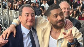 تامر حسني يثير جدلا بعد رقصه الدبكة مع السفير الفرنسي