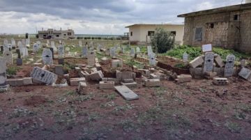 مجهولون يقدمون على تكسير وتخريب شواهد إحدى المقابر في درعا