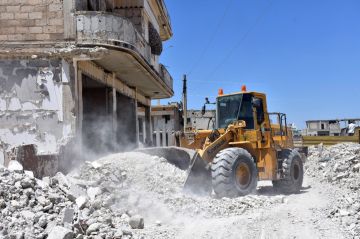 مشروع ترحيل أنقاض دير الزور يحقق هدفه المرحلي وينتهي بعد أربعة أشهر مشروع ترحيل أنقاض دير الزور يحقق هدفه المرحلي وينتهي بعد أربعة أشهر