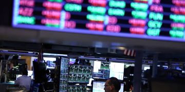 النفط يقفز 30 والدولار يترقب.. مخاوف من حرب إمدادات تضرب الأسواق العالمية