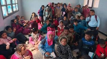 مدرسة قرية عجاجة جنوب الحسكة بلا مقاعد مدرسية