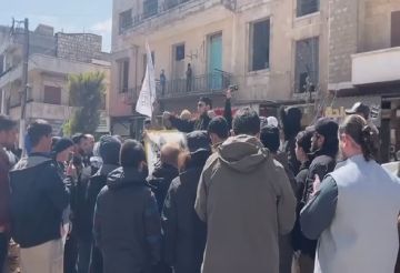 سوريا.. تجمعات مؤيدة لقرار منع تقديم المشروبات الروحية في المطاعم والملاهي الليلية (فيديوهات) سوريا.. تجمعات مؤيدة لقرار منع تقديم المشروبات الروحية في المطاعم والملاهي الليلية (فيديوهات)