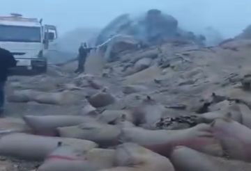 احتراق كميات ضخمة من القمح السوري جراء هجوم بالمسيرات على قاعدة أمريكية (فيديوهات صور)