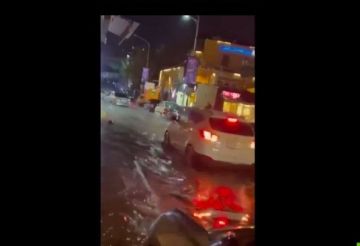 فيديو.. سيول تغمر شوارع دمشق بعد ليلة من الأمطار الغزيرة والعواصف الرعدية فيديو.. سيول تغمر شوارع دمشق بعد ليلة من الأمطار الغزيرة والعواصف الرعدية