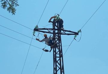 سوريا.. موافقات أمنية وتنسيق على الأرض لإصلاح خط كهرباء رئيسي بريف السويداء