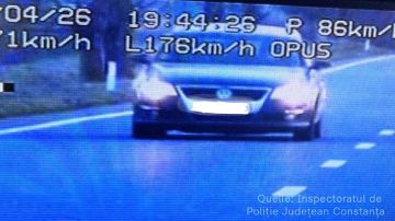 176 كيلو مترا لإنقاذ كعكة .. سيدة تبرر جنون السرعة بحجة غريبة ! 176 كيلو مترا لإنقاذ كعكة .. سيدة تبرر جنون السرعة بحجة غريبة !