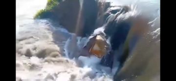 سد بشري في ريف حلب.. الأهالي يواجهون انهيار سد السيحة بأجسادهم (فيديو)