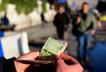 المركزي السوري ينفي إلزام شركات الصرافة بتسليم الحوالات الخارجية بالليرة السورية