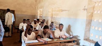 ضبط بحالة غش... طالب يحاول قتل معلم في مدرسة بالسودان