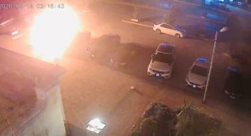 في حلب .. شاب يحرق سيارة بالبنزين بسبب خلاف مع صاحبها ! ( فيديو )