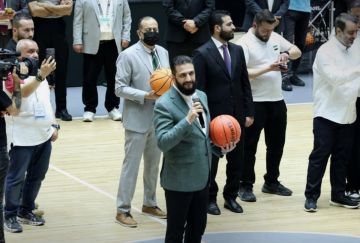 سوريا.. أحمد الشرع يلعب كرة السلة خلال افتتاح صالة رياضية في دمشق