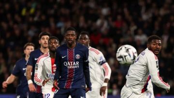 ليون يوقف انتصارات باريس سان جيرمان المتصدر بثنائية على ملعبه