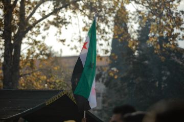 سائقو الشاحنات يقطعون طريق إدلب اللاذقية احتجاجا على خفض الحمولة