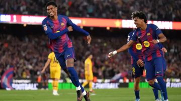 برشلونة يسحق اسبانيول برباعية ويدنو من لقب الدوري الاسباني برشلونة يسحق اسبانيول برباعية ويدنو من لقب الدوري الاسباني