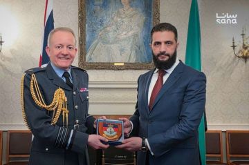 رئيس الأركان البريطاني يقدم درعا تذكاريا للشرع خلال لقاء رسمي