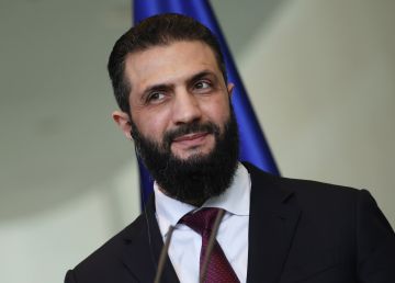  أفضل من بريطانيا .. الشرع يمازح الحضور في منتدى بتركيا بعد فتح زجاجة مياه