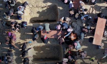 أب سوري يدفن زوجته و 4 من أطفاله بعد غارات بيروت وطفلة ما تزال تحت الأنقاض