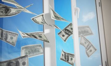 حلقت بها الغربان ! .. طفلة ترمي 88 ألف دولار من النافذة