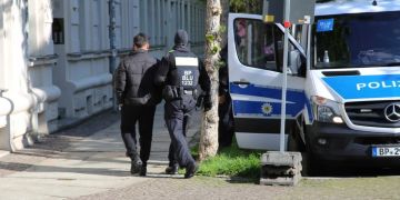 مداهمات واسعة في ألمانيا ضد شبكة تهريب متسترة بتصاريح لاجئين سوريين