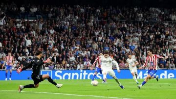 البرازيلي فينيسيوس يقود ريال مدريد لقلب تأخره أمام جاره أتلتيكو إلى فوز مثير