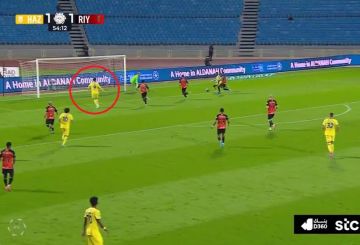 شاهد.. السوري عمر السومة يهدر أغرب فرصة في الدوري السعودي