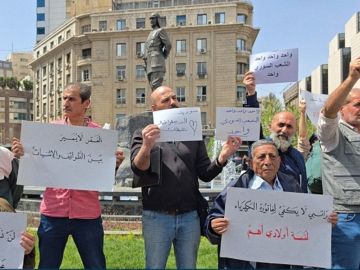 الورد أبلغ من الصدام.. اعتصام في ساحة يوسف العظمة بدمشق