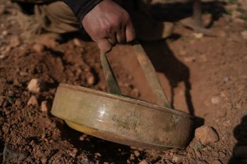 طفل سوري يفقد إحدى ساقيه بانفجار لغم من مخلفات الحرب