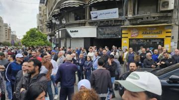 قانون وكرامة.. اعتصام في ساحة يوسف العظمة بدمشق احتجاجا على تردي الواقع المعيشي