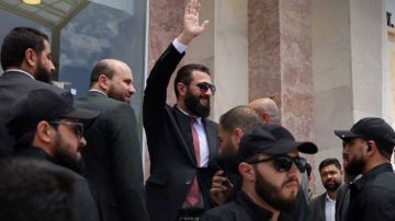 الشرع يصل إلى دير الزور برفقة وفد وزاري للاطلاع على آثار فيضان الفرات الشرع يصل إلى دير الزور برفقة وفد وزاري للاطلاع على آثار فيضان الفرات