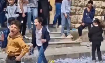بعد انتشار فيديو تمزيق الكتب المدرسية.. مدير المؤسسة العامة للطباعة يعلق: الكتاب رمز للعلم وليس أوراقا تتلف بعد انتشار فيديو تمزيق الكتب المدرسية.. مدير المؤسسة العامة للطباعة يعلق: الكتاب رمز للعلم وليس أوراقا تتلف