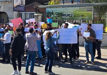 احتجاج لمربي الدواجن في دمشق رفضا لاستيراد الفروج احتجاج لمربي الدواجن في دمشق رفضا لاستيراد الفروج